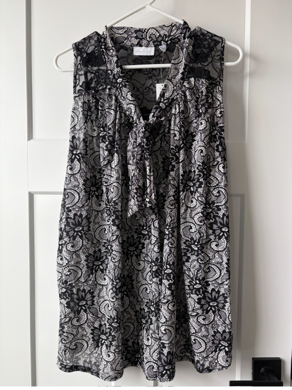 NY & CO black and white women’s sleeveless lace print v-neck top w/ bow Large